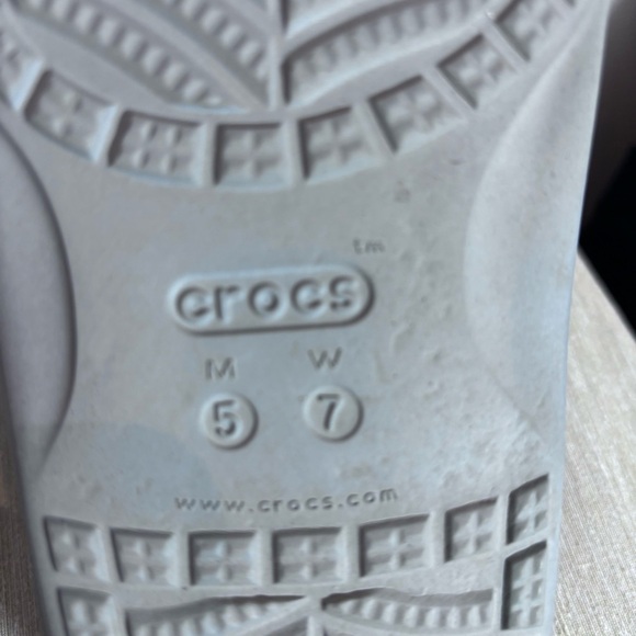 CROCS SZ 7 2 Bands Straps Slii On Comfort Insole Sandals in Light Grey. - Picture 8 of 8